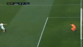 Momento en el que Rodrigo tira el penalti ante Masip en el Valencia - Valladolid