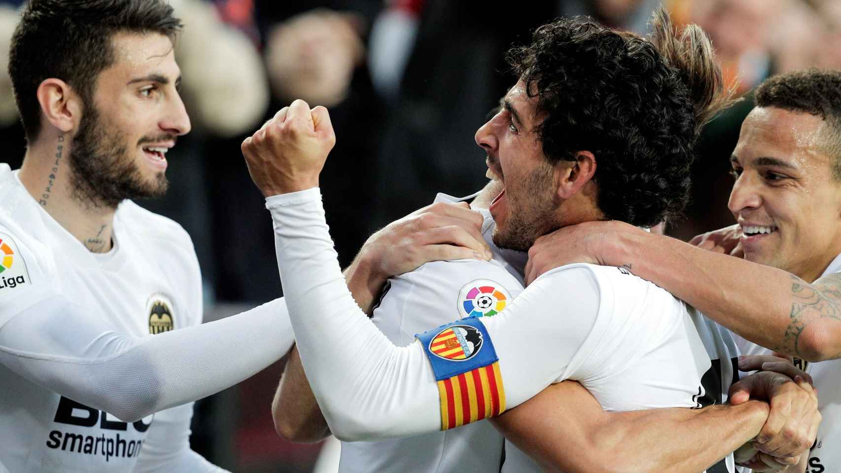 Los jugadores del Valencia celebran el gol de Parejo ante el Valladolid