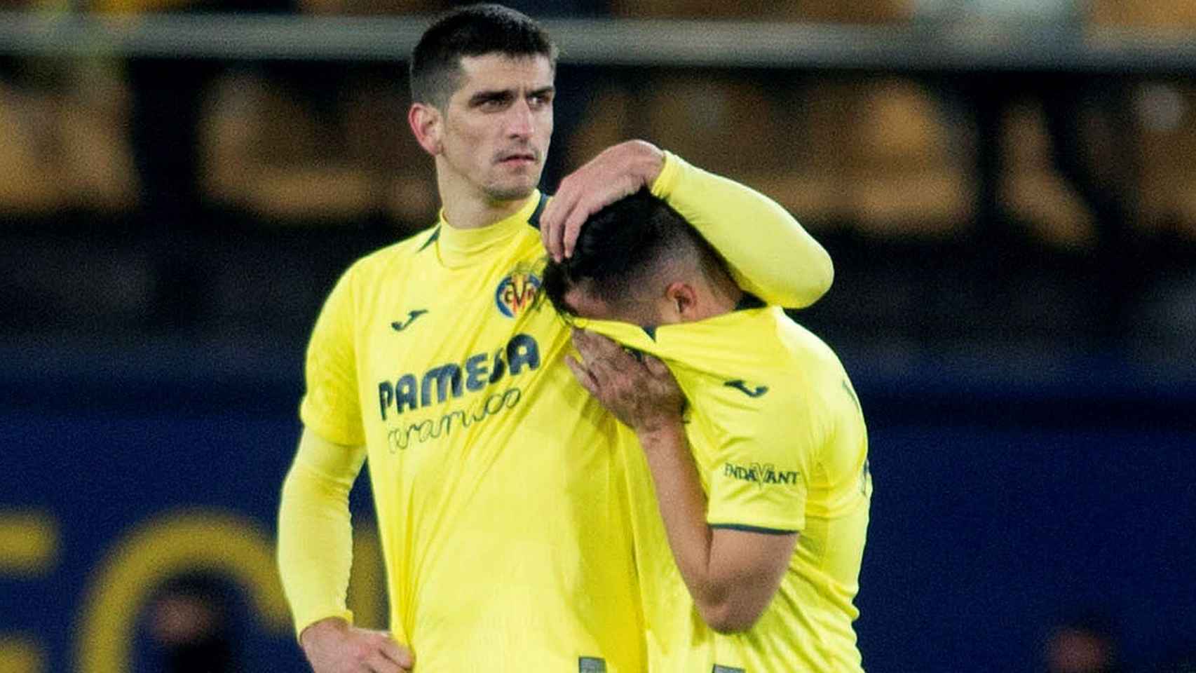 Gerard Moreno y Jaume Costa, del Villarreal, tras caer derrotados ante el Getafe