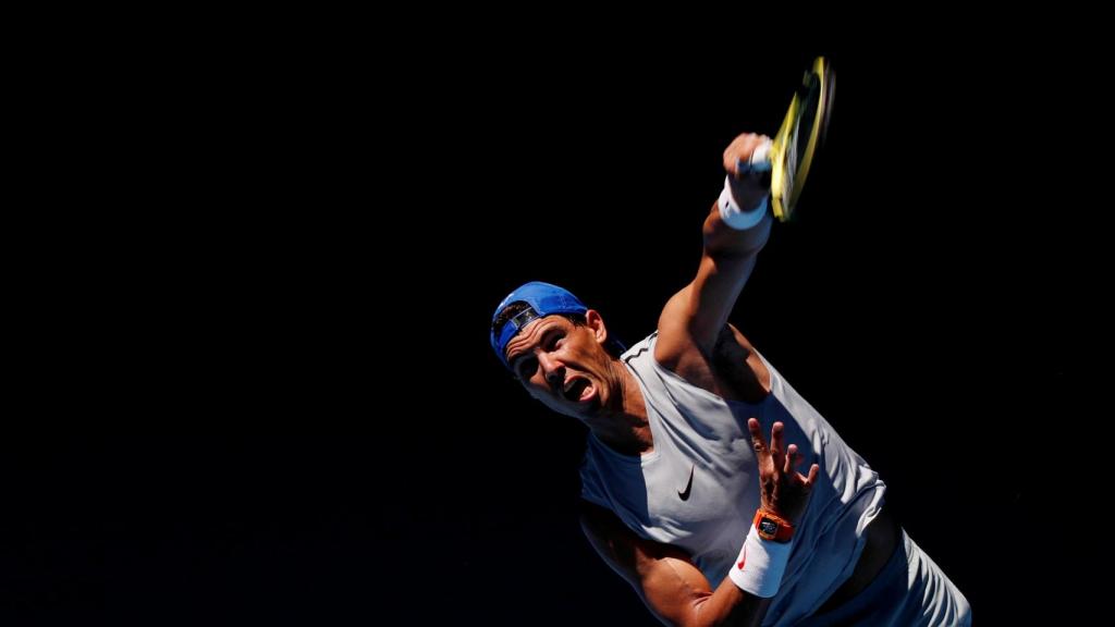 Nadal, sacando ante Goffin en un entrenamiento en el Abierto de Australia.