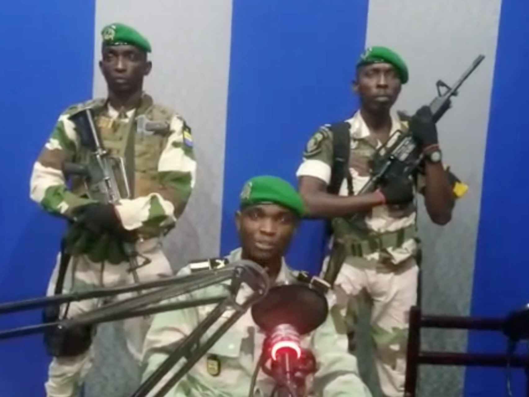 Imagen de los militares que intentaron el golpe esta semana en Gabón.