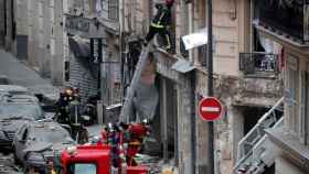 Los bomberos trabajan en el sitio de la explosión en París.
