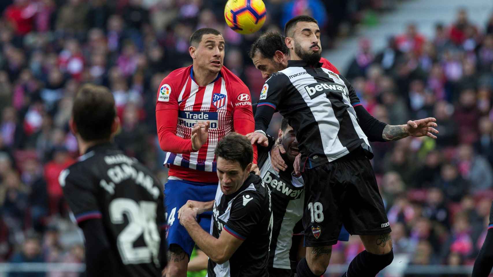 Giménez, Godín y Cabaco pelean por un balón aéreo en el Atlético - Levante