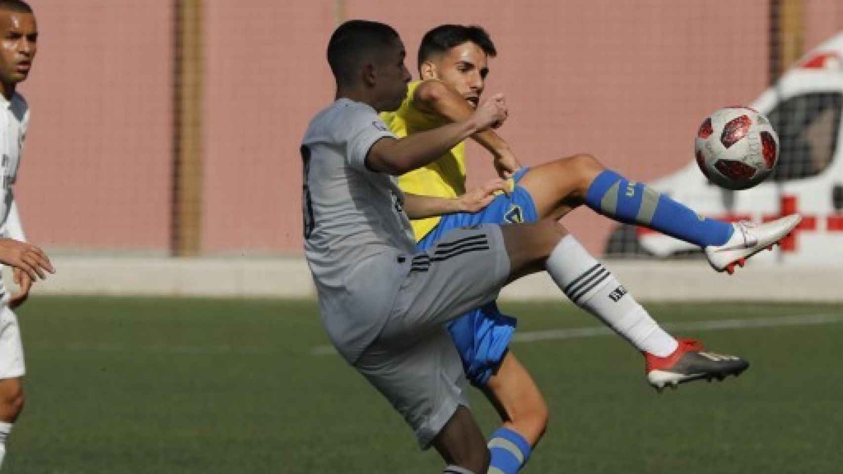 Fidalgo controla un balón ante Las Palmas Atlético. Foto: udlaspalmas.es
