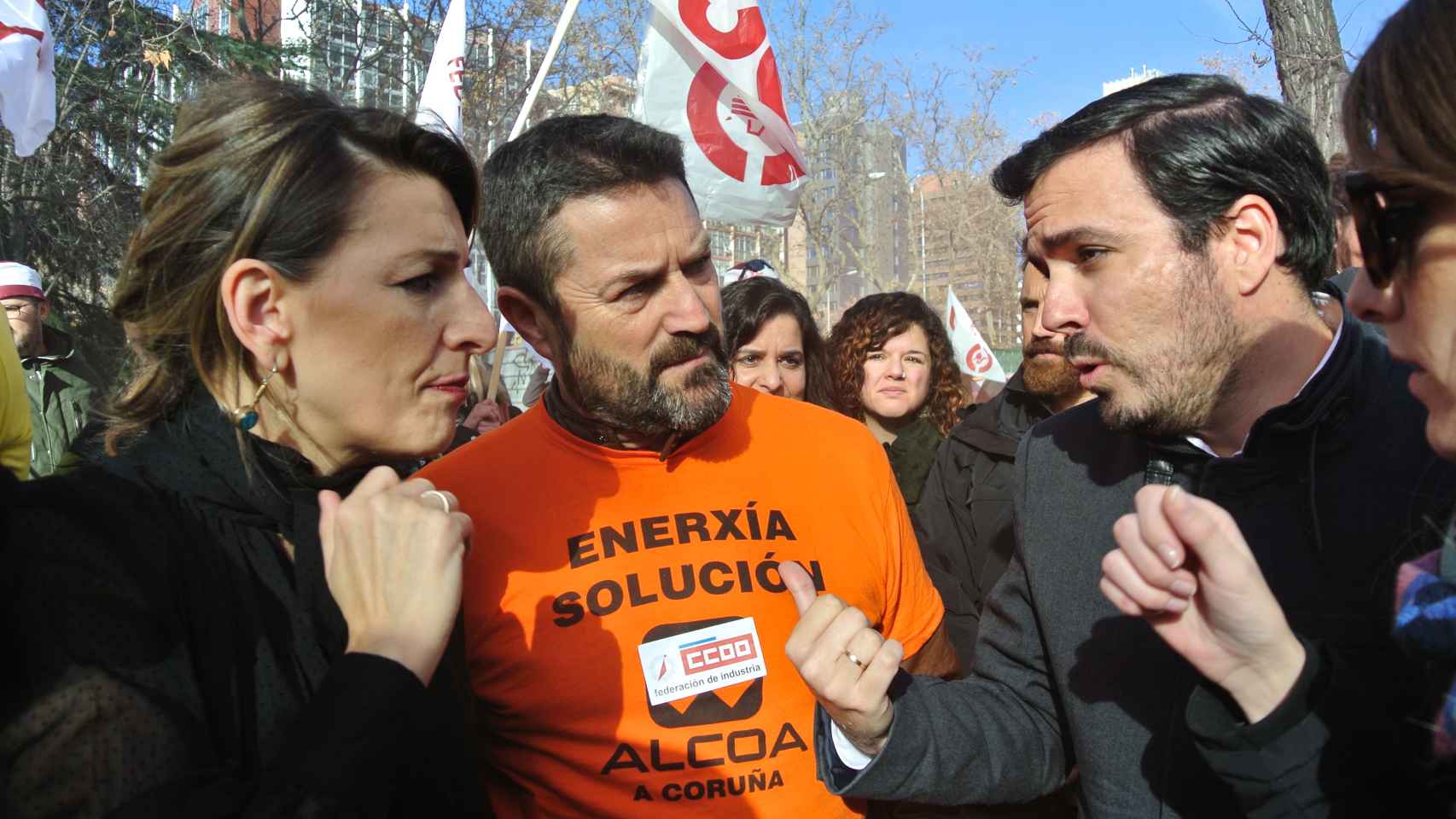 El presidente del comité de empresa de Alcoa, Juan Carlos López Corbacho, en una manifestación en Madrid junto a Yolanda Díaz (En Marea) y Alberto Garzón (IU).