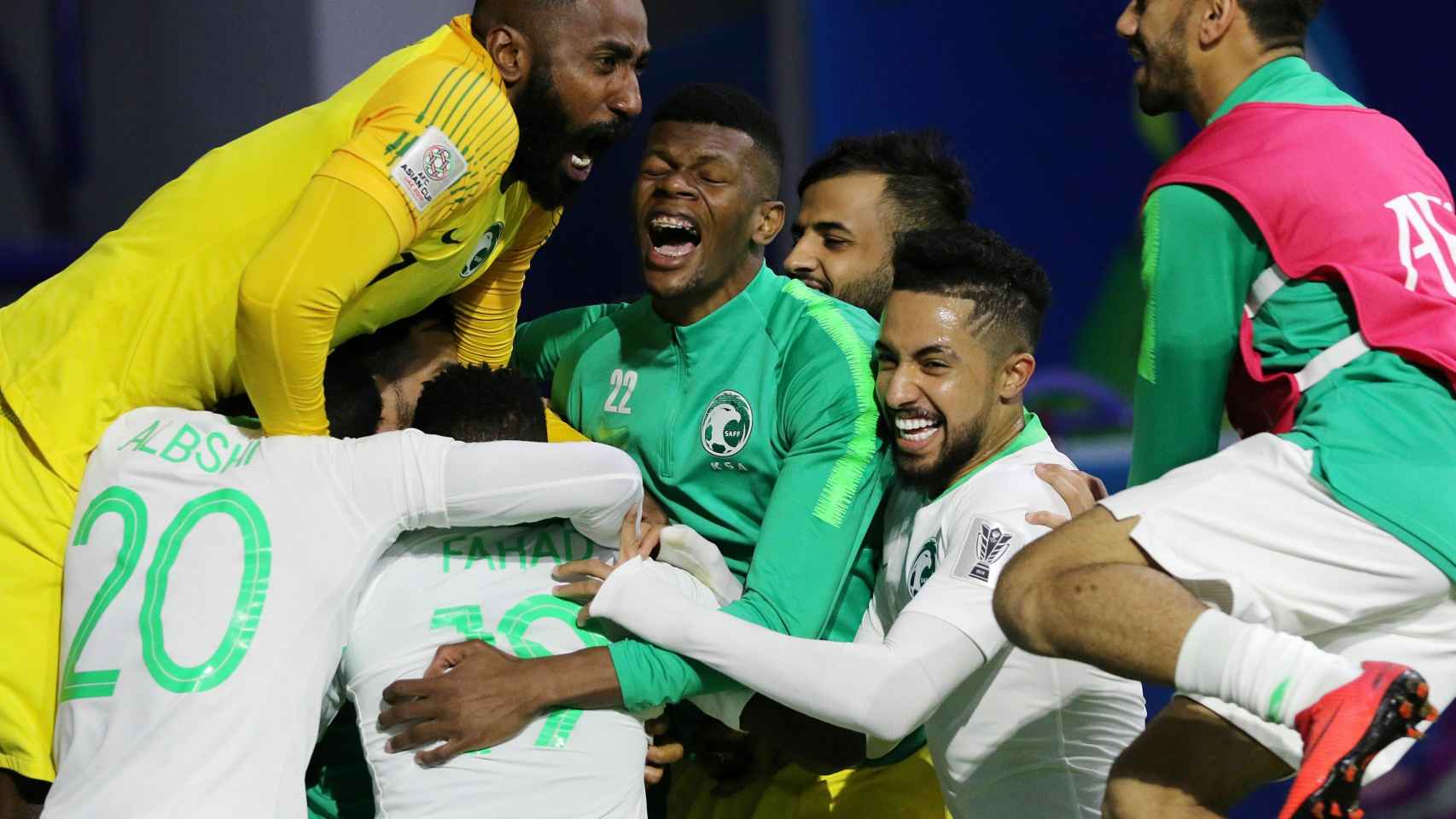 Los jugadores de Arabia Saudí celebran un gol en la Copa de Asia