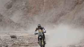 Pablo Quintanilla conduce su moto durante una etapa del Dakar