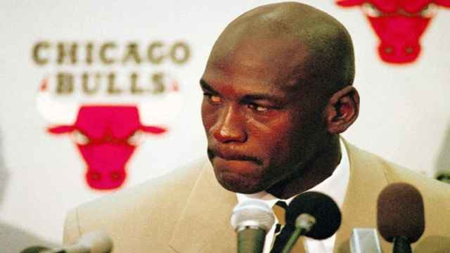 Michael Jordan, en rueda de prensa, anunciando su segunda retirada
