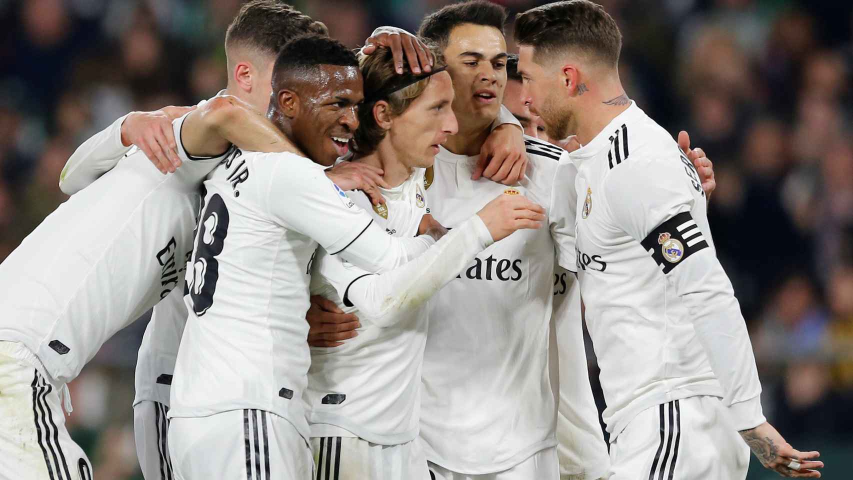 Los jugadores del Real Madrid celebran con Luka Modric su gol al Betis