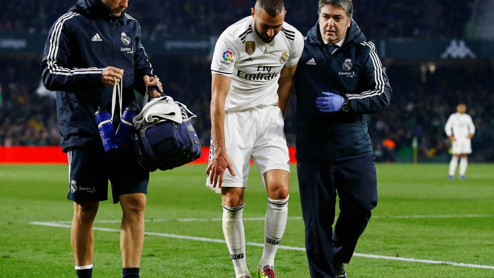 Karim Benzema se marcha del campo lesionado en la mano derecha