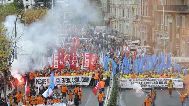 Miles de personas se manifiestan contra el cierre de Alcoa en La Coruña.