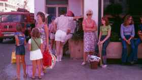 Turistas esperando el bus en Alicante en 1974