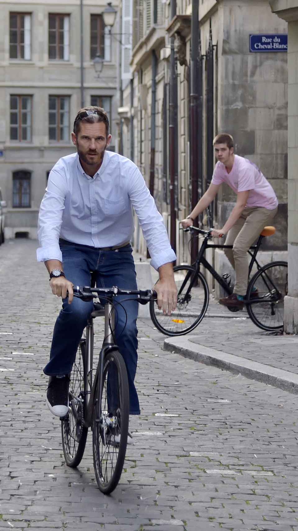 Iñaki Urdangarin y su hijo Juan Valentín dando un paseo en bici por las calles de Ginebra.