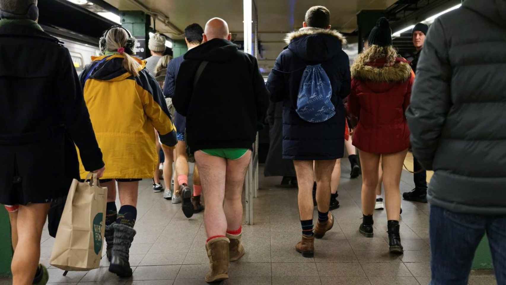El domingo lo raro en el metro de Nueva York era llevar los pantalones puestos