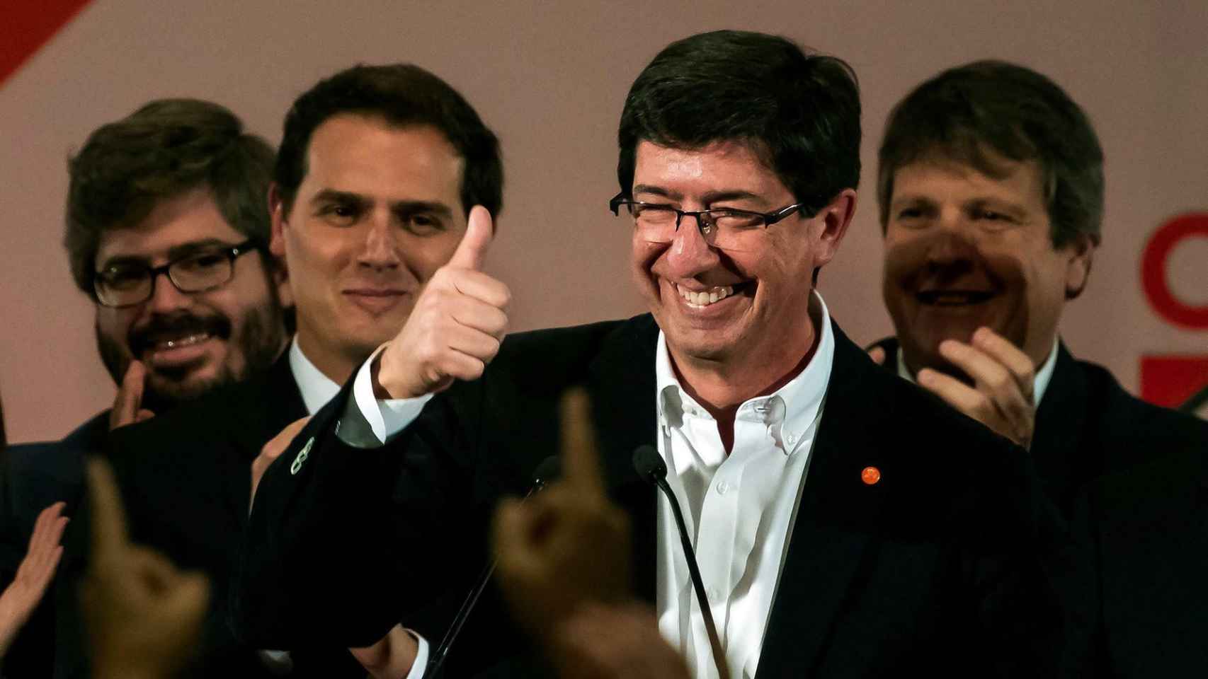 Marín, con Rivera a sus espaldas, durante la noche electoral.