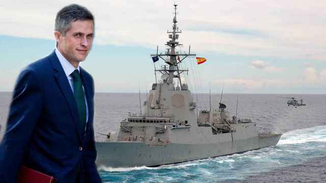 El ministro de Defensa británico Gavin Williamson y una corbeta de la Armada española.