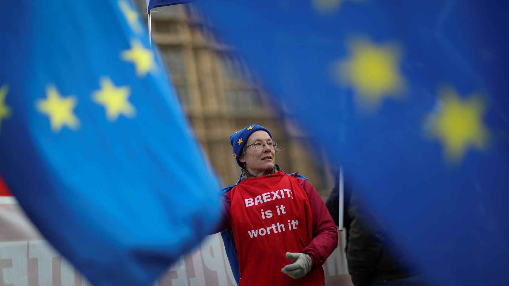 Un manifestante contrario al 'brexit' a las puertas del Parlamento británico