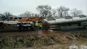 Un camión cisterna vuelca y deja un 'río de chocolate' en Arizona