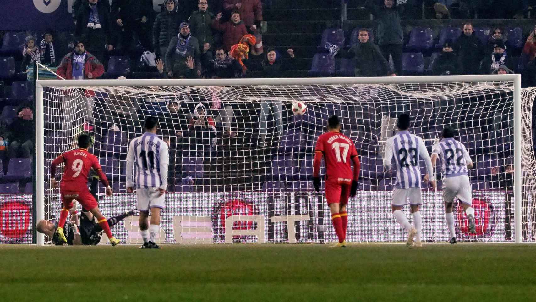Momento en el que Ángel marca de penalti en el Valladolid - Getafe