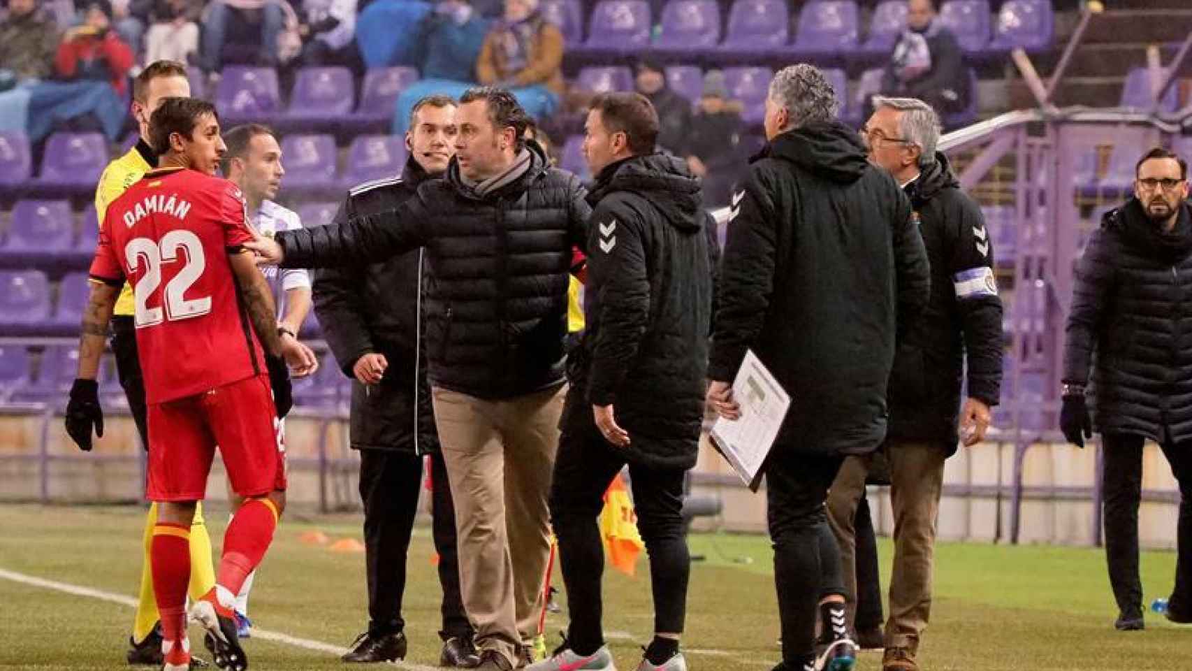 Sergio González, entrenador del Valladolid, se dirige a un jugador del Getafe en el partido de Copa