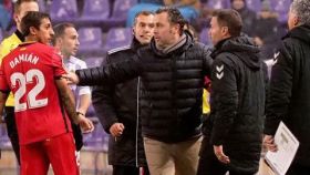 Sergio González, entrenador del Valladolid, se dirige a un jugador del Getafe en el partido de Copa