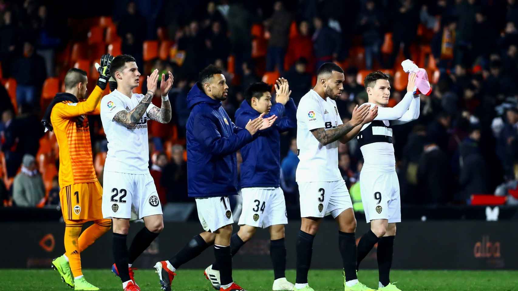Los jugadores del Valencia saludan a la afición tras la victoria ante el Sporting