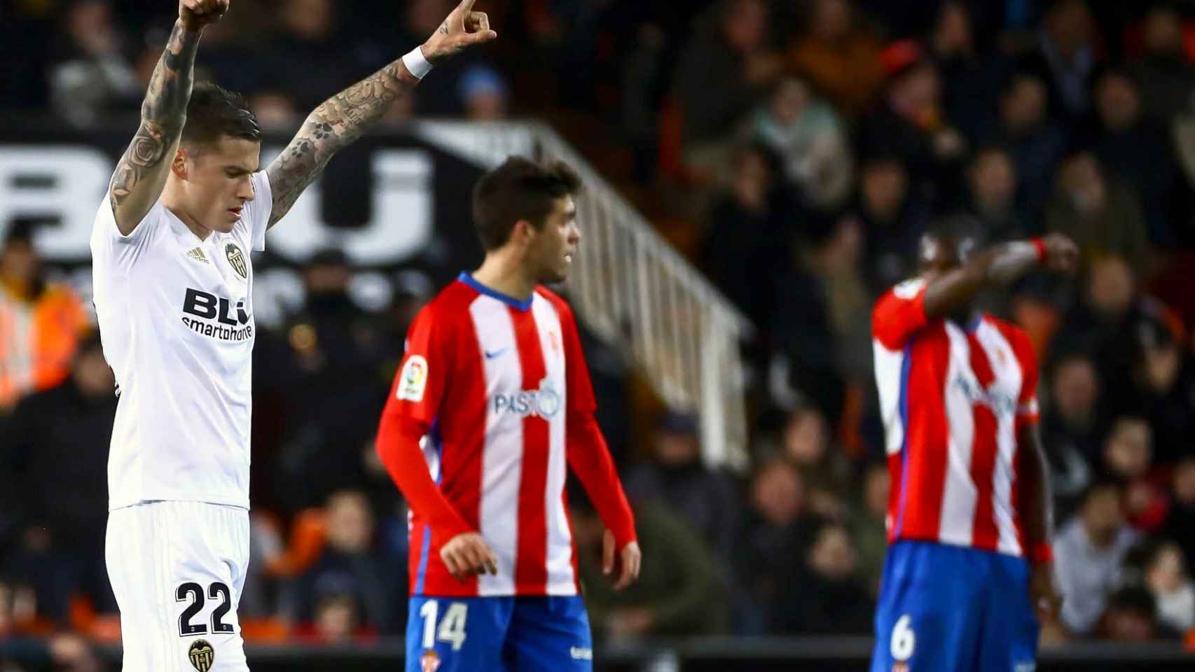 Santi Mina celebra un gol en el Valencia - Sporting