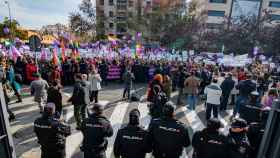Cientos de feministas ante el Parlamento en la investidura de Bonilla: Los derechos no se negocian