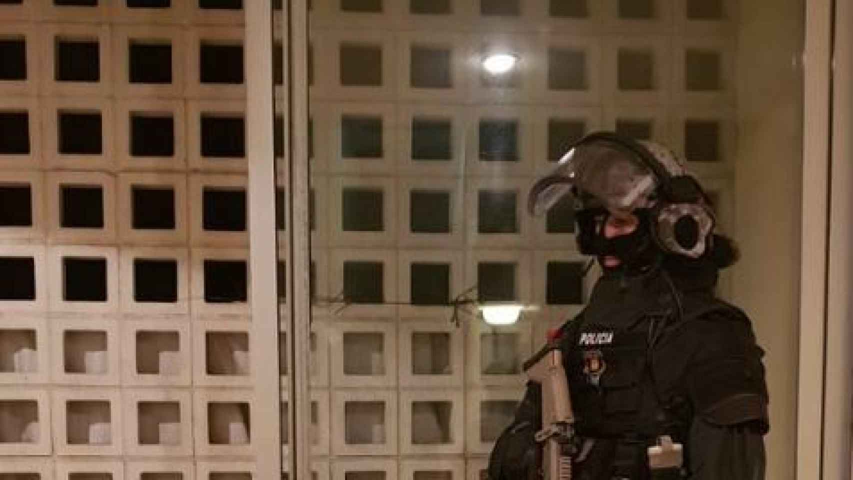 Un mosso durante la operación antiterrorista en Barcelona.