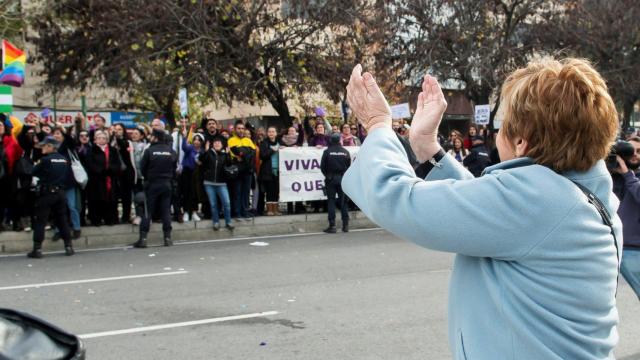 La diputada del PP Celia Villalobos aplaude mientras es insultada y abucheada.