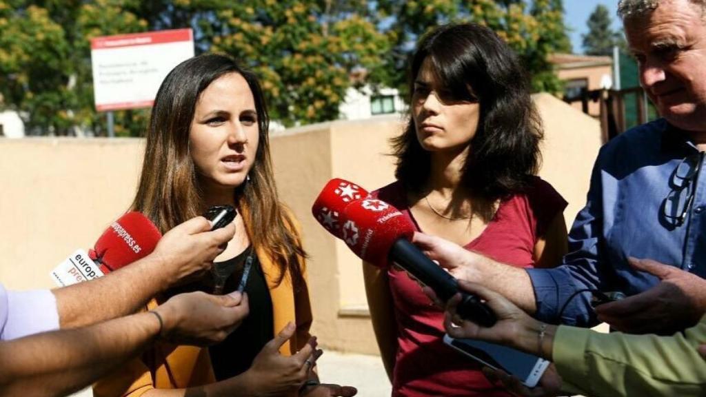 Ione Belarra (secretaria de Estado) e Isa Serra (portavoz de Podemos), ante el Centro de Menores de Hortaleza (Madrid).