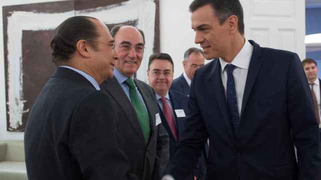 El presidente Pedro Sánchez saluda a los gestores de grandes fondos de inversión internacionales y CEOs de empresas multinacionales españolas .