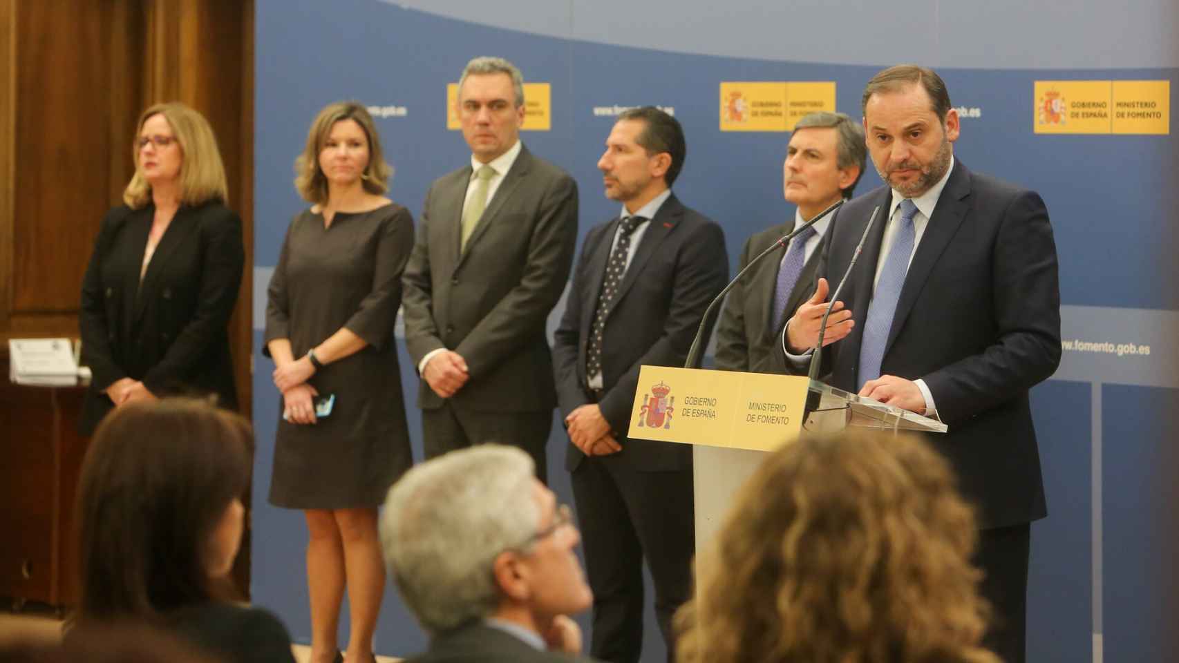 El ministro de Fomento, José Luis Ábalos (derecha), durante la presentación de los PGE.