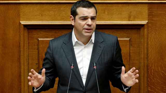 Tsipras pide al Parlamento griego poder gobernar prometiendo una subida del salario mínimo
