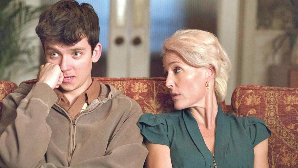 Asa Butterfield y Gillian Anderson en Sex education.