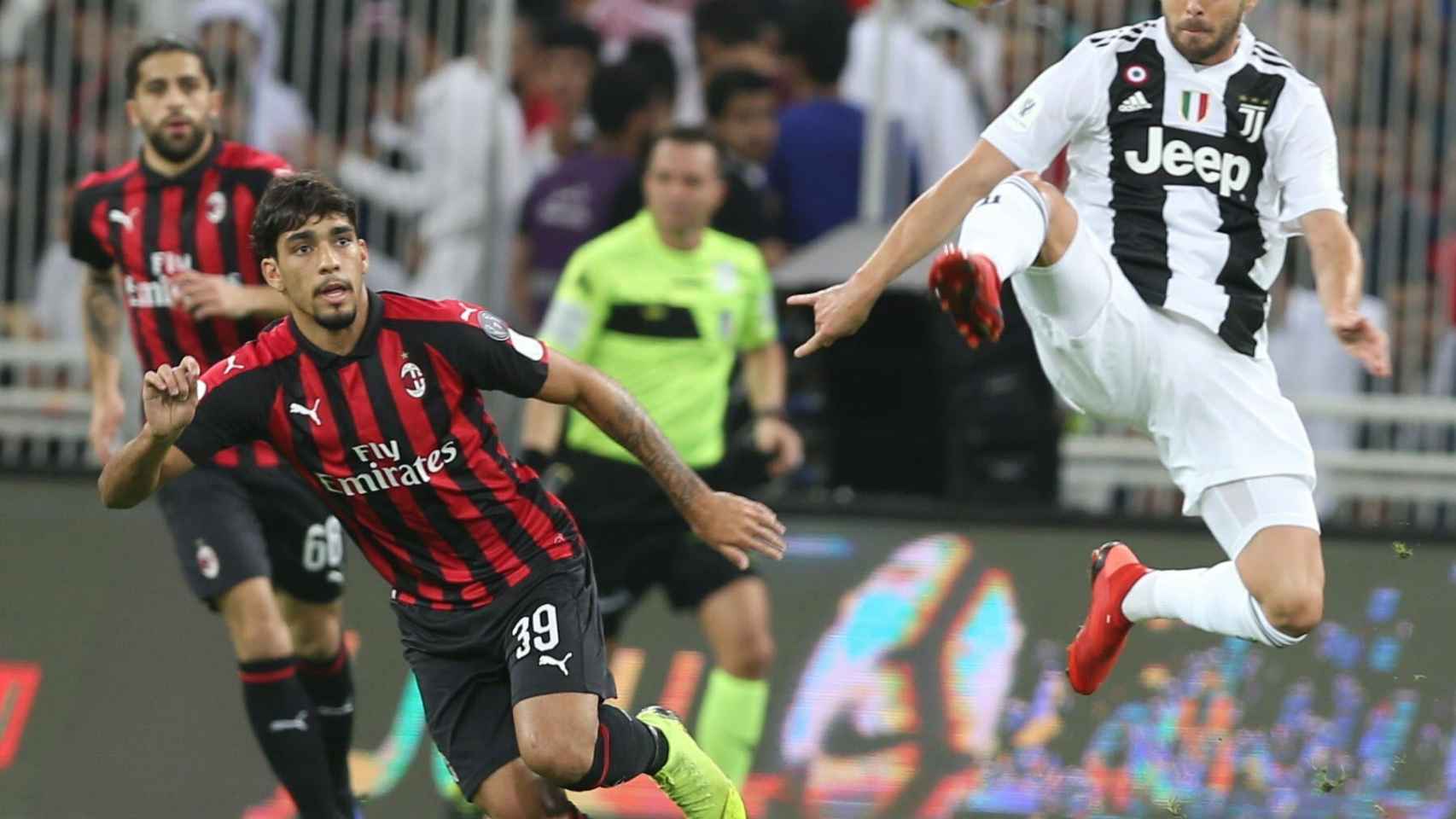 Pjanic controla un balón ante el Milan