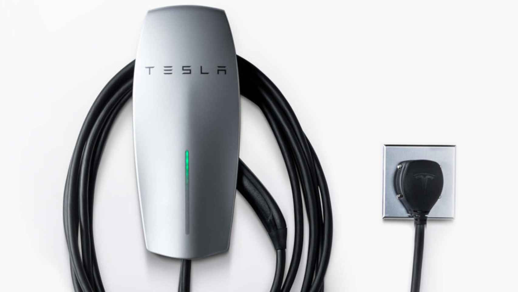 Tesla lanza un cargador para coche portátil que se conecta a un enchufe  normal