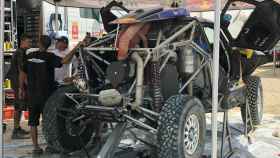 El vehículo de Carlos Sainz es sometido a reparaciones contrarreloj para poder participar en la novena etapa del Dakar