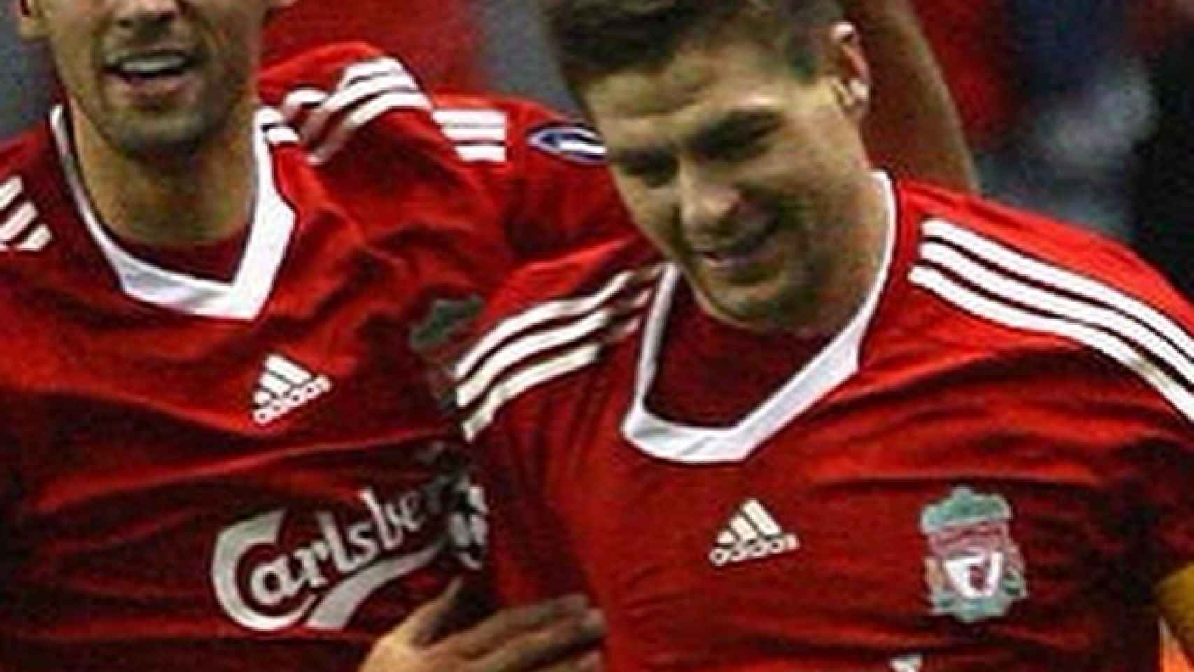 Gerrard y Arbeloa durante un partido del Liverpool. Foto: Instagram (@17arbeloa)