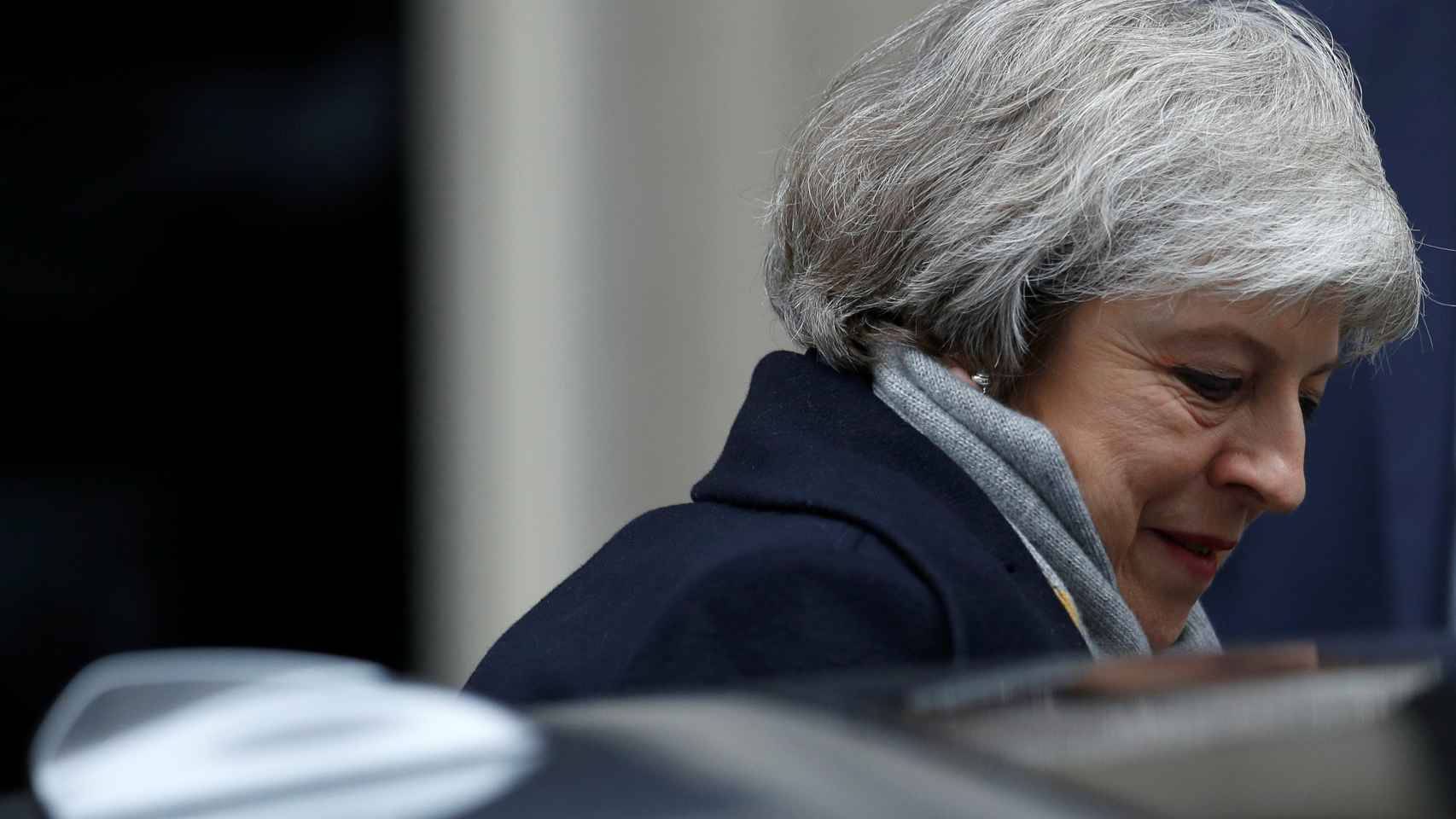 Theresa May sube a su coche momentos antes del debate del 'brexit'.
