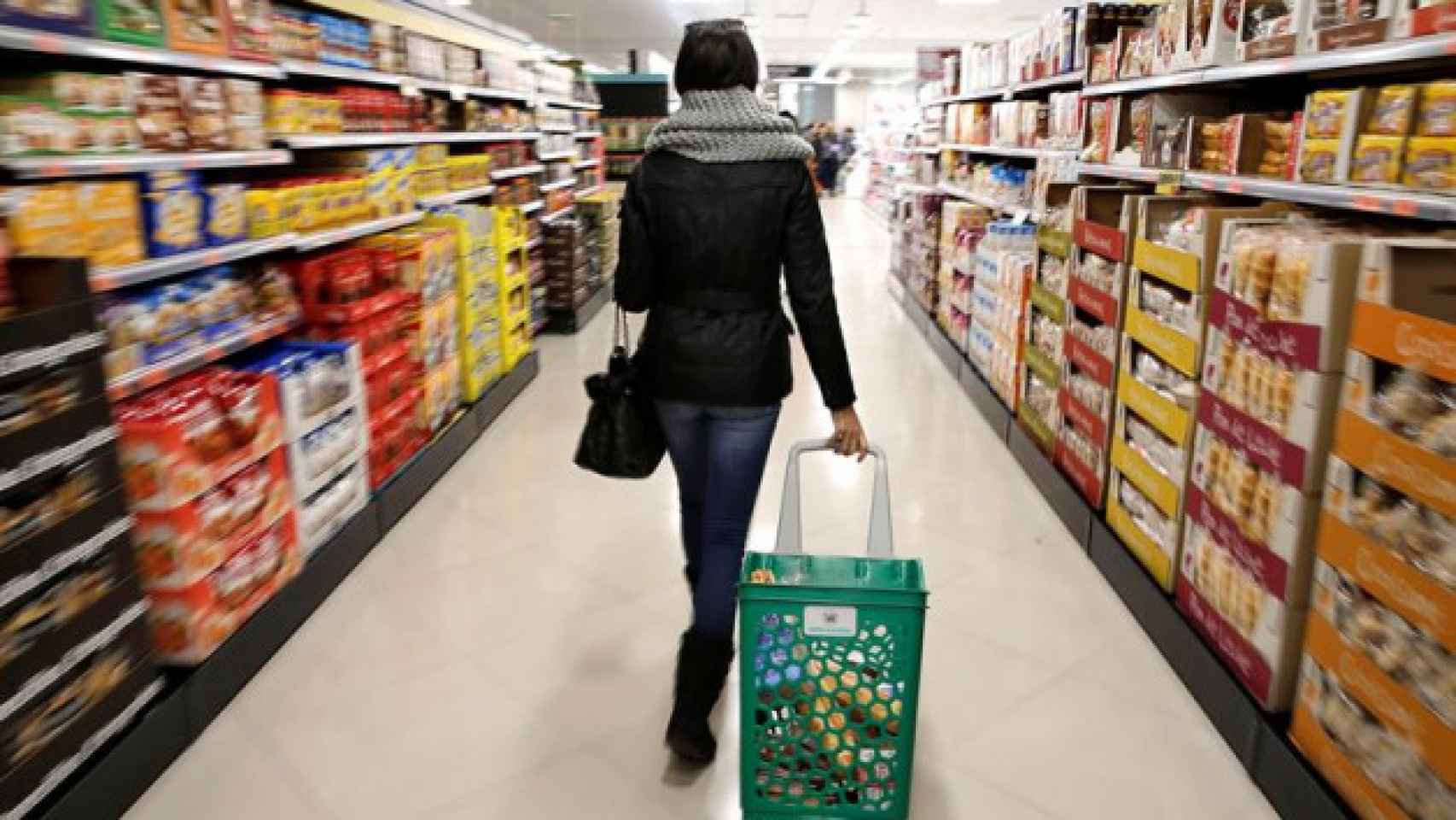Mujer realizando la compra en un supermercado
