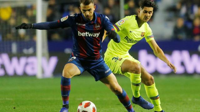 Chumi disputa un balón con Borja Mayoral en la ida de Copa