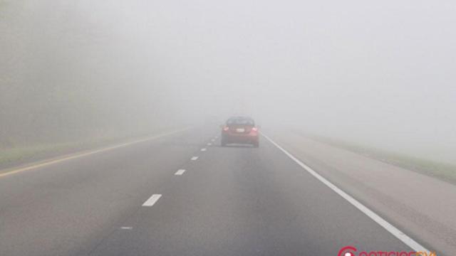 Carretera de Castilla y León con niebla