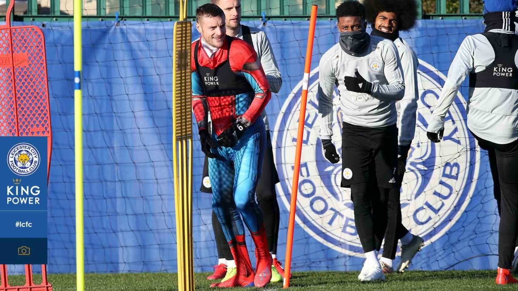 Jamie Vardy acudió al entrenamiento del  Leicester City disfrazado de Spiderman. Foto: Twitter (@LCFC)