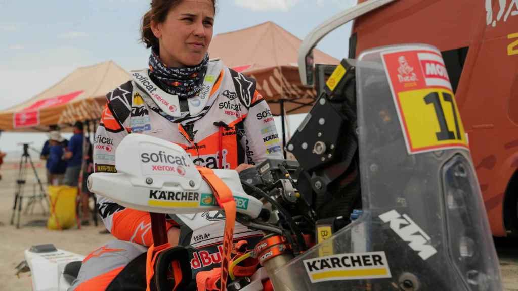 Laia Sanz llega al punto de control de tiempos tras culminar la octava etapa del Rally Dakar 2019