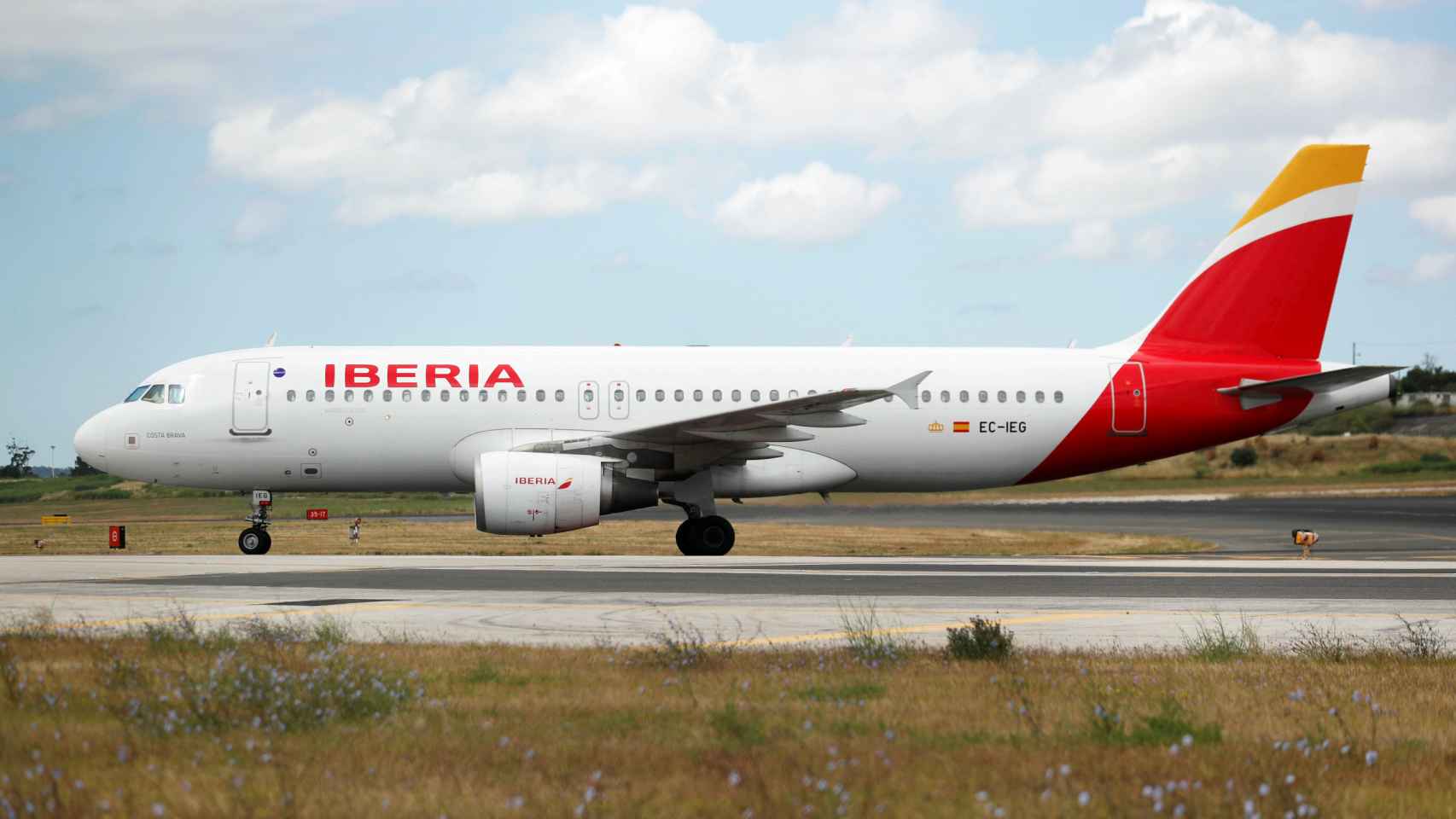 Un avión de Iberia aterriza en el aeropuerto de Lisboa