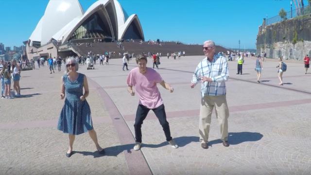 Recorre el mundo bailando con desconocidos y este es el resultado