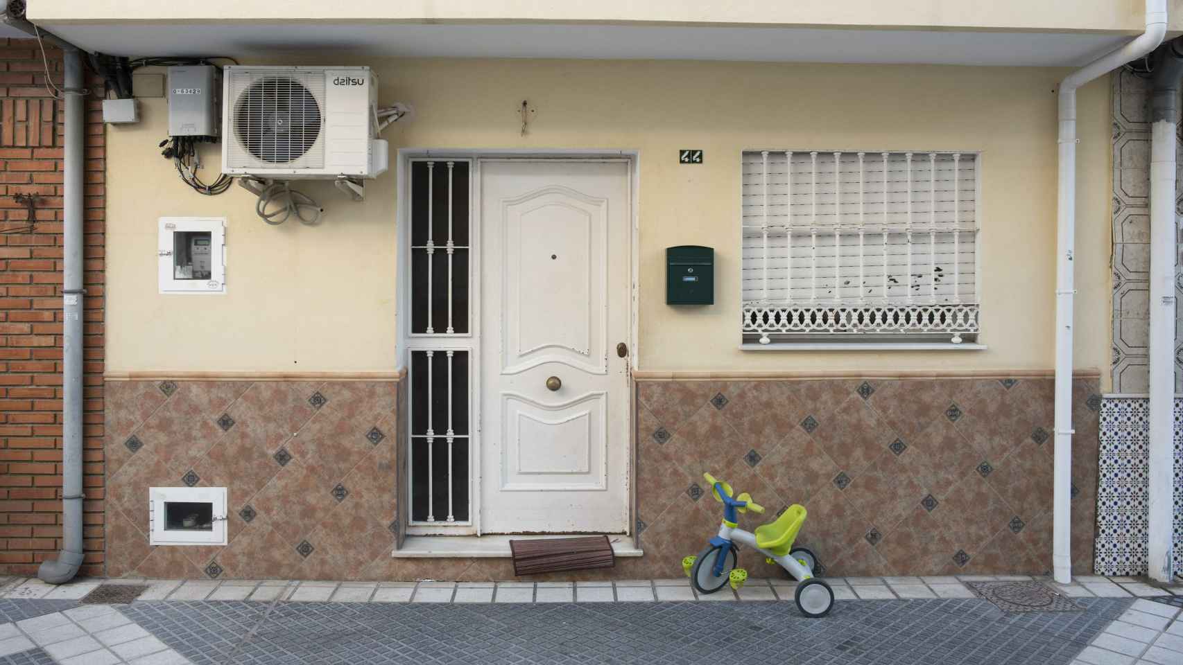 El triciclo de Julen, apoyado en la fachada de su casa.