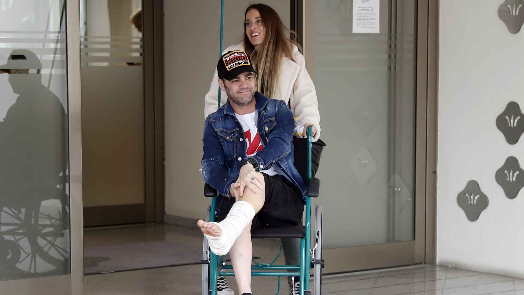 Fonsi Nieto y Marta Castro abandonando el Hospital Nisa