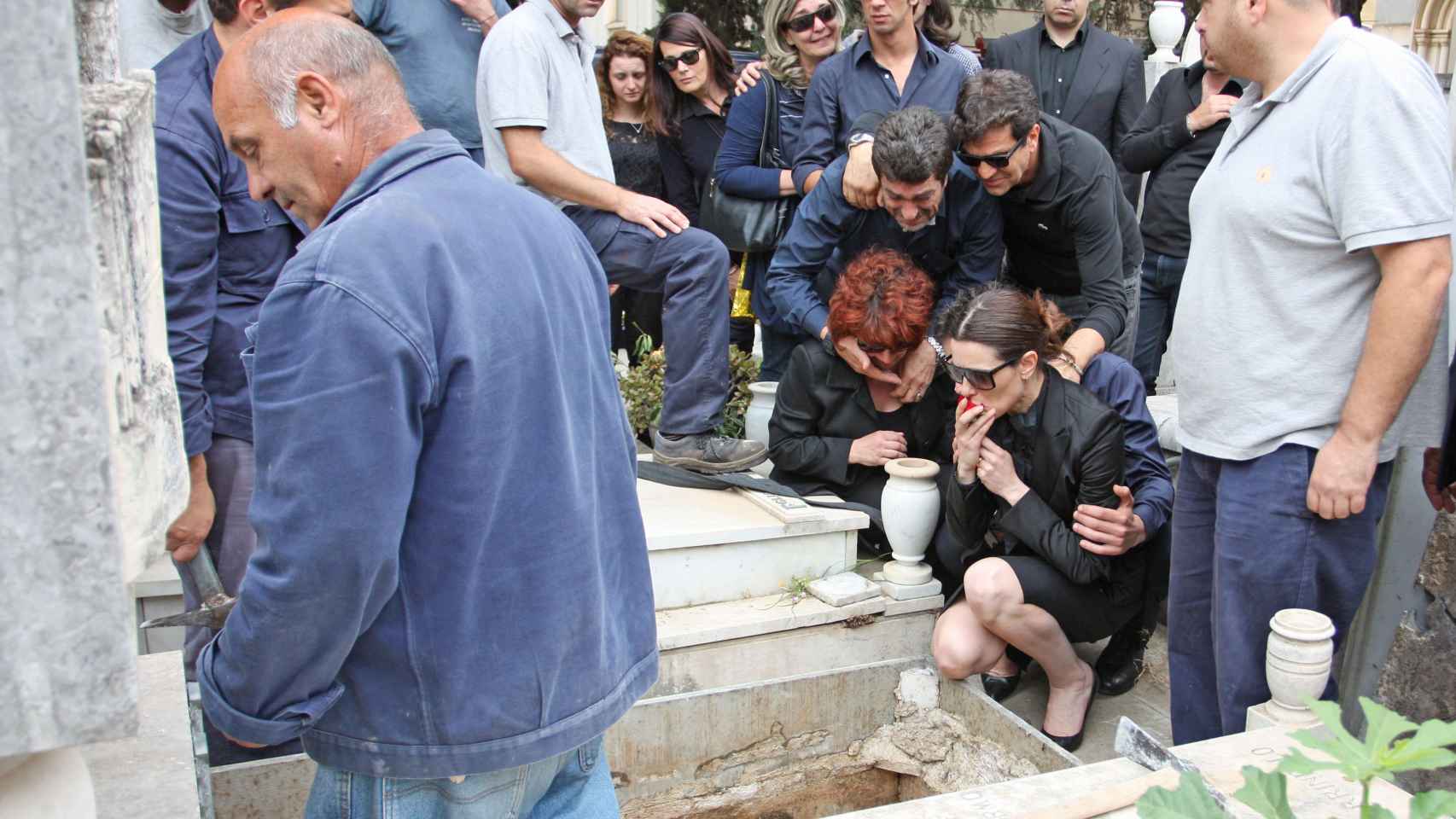 Raquel Sánchez Silva y los familiares de Biondo ante la tumba del cámara.